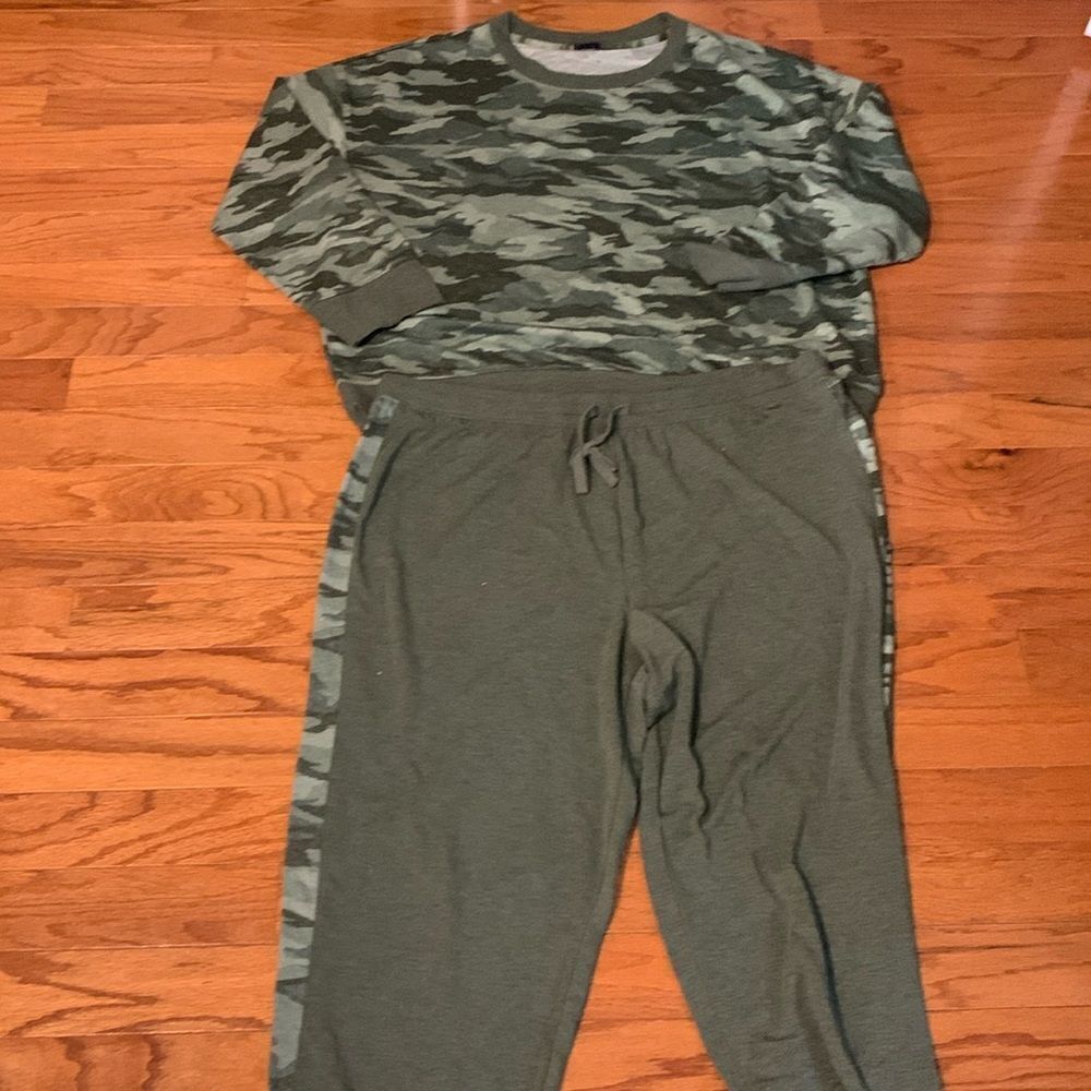 Splendid Size 2X camouflage two-piece leisure/lounge set.  NWT